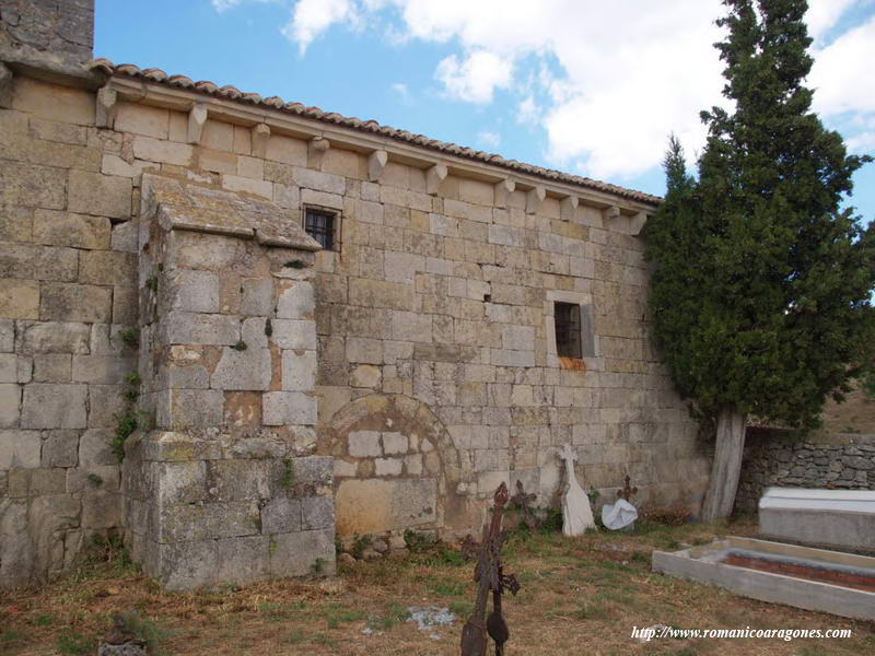 MURO SUR CON PUERTA CEGADA. CEMENTERIO